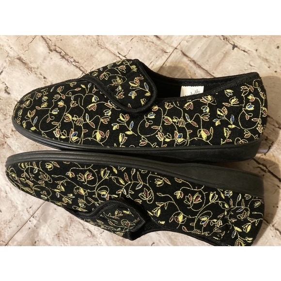 NWOT secret black floral embroidery slipper size 9 - Picture 7 of 7